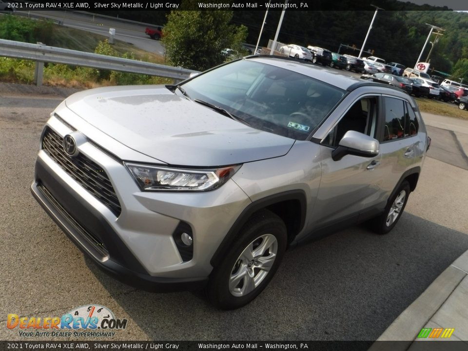2021 Toyota RAV4 XLE AWD Silver Sky Metallic / Light Gray Photo #10