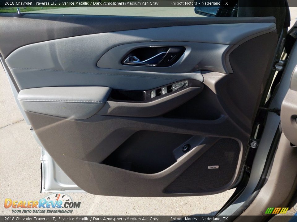 Door Panel of 2018 Chevrolet Traverse LT Photo #12