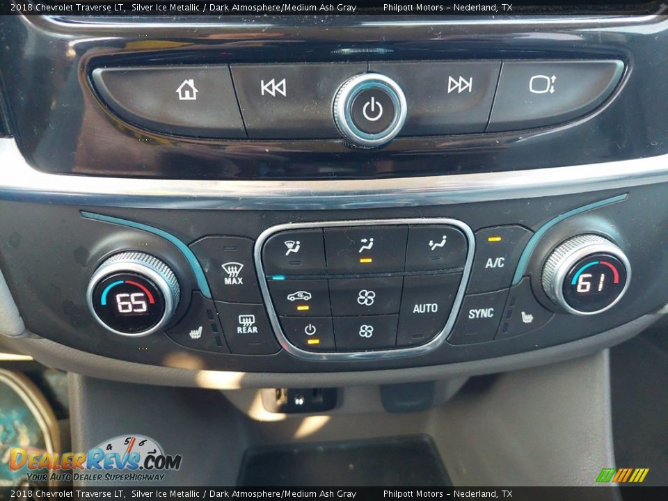 Controls of 2018 Chevrolet Traverse LT Photo #22