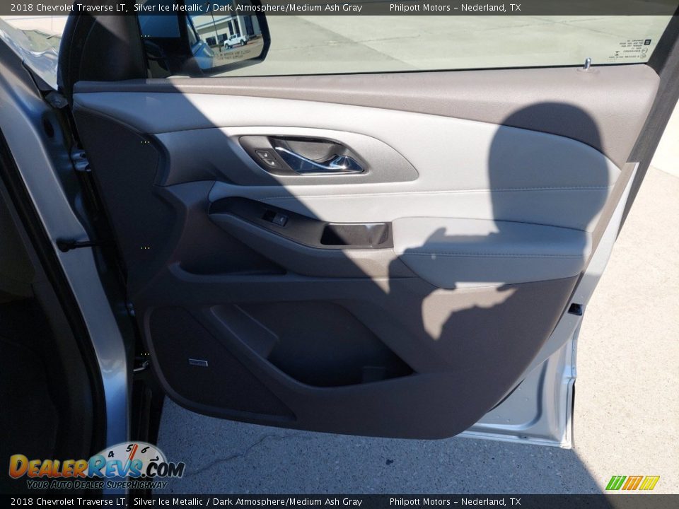 Door Panel of 2018 Chevrolet Traverse LT Photo #30