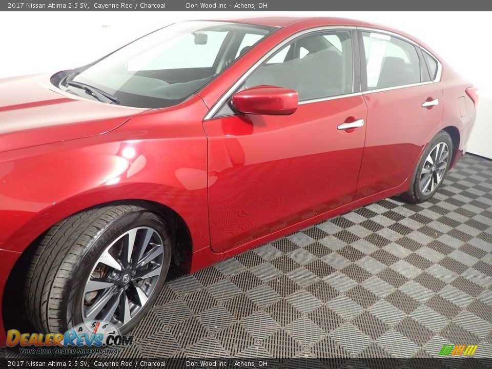 2017 Nissan Altima 2.5 SV Cayenne Red / Charcoal Photo #10