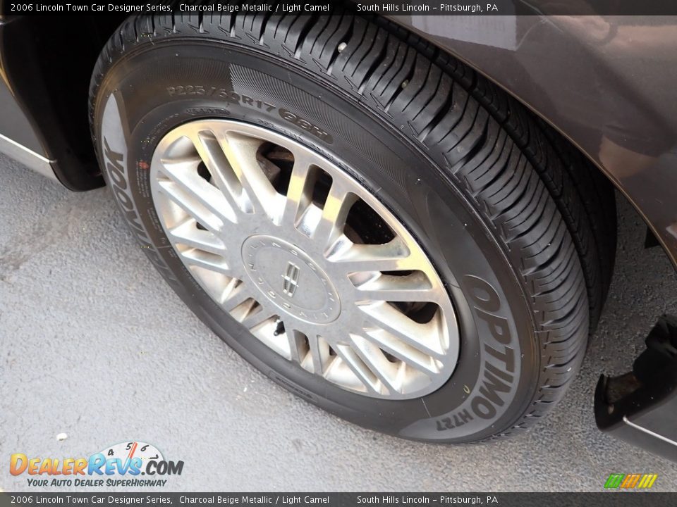 2006 Lincoln Town Car Designer Series Wheel Photo #5