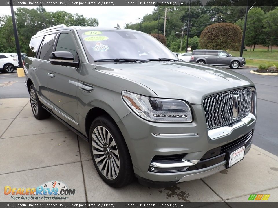 Front 3/4 View of 2019 Lincoln Navigator Reserve 4x4 Photo #8