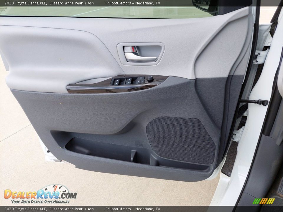 2020 Toyota Sienna XLE Blizzard White Pearl / Ash Photo #13