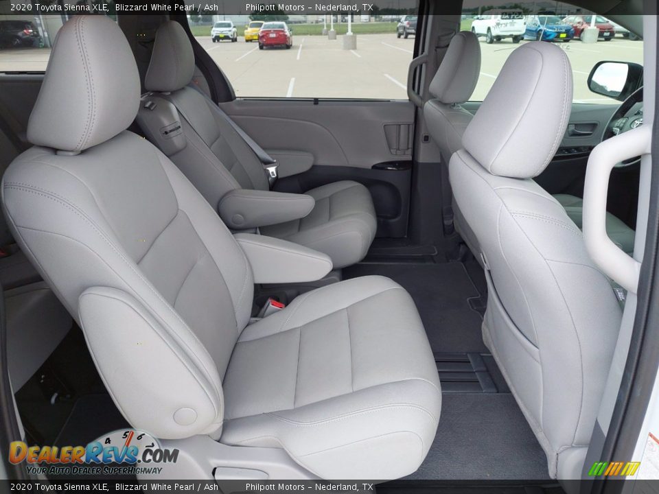 2020 Toyota Sienna XLE Blizzard White Pearl / Ash Photo #24