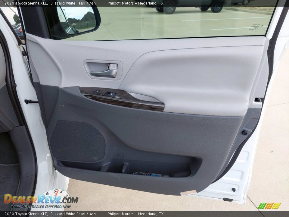 2020 Toyota Sienna XLE Blizzard White Pearl / Ash Photo #26