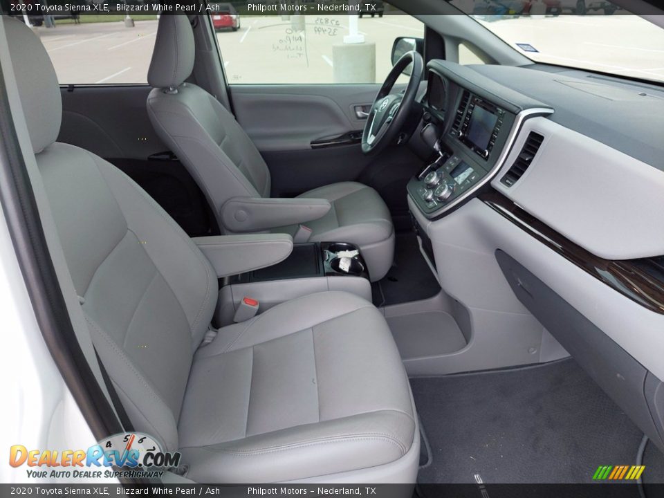 2020 Toyota Sienna XLE Blizzard White Pearl / Ash Photo #27