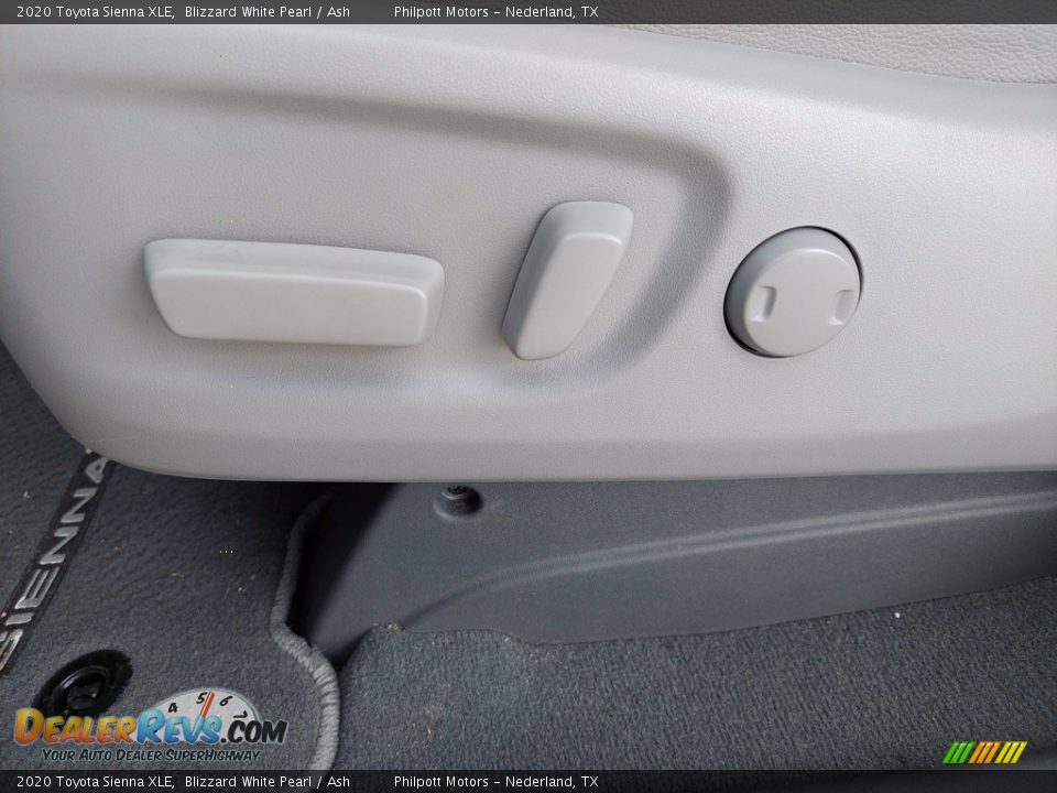 2020 Toyota Sienna XLE Blizzard White Pearl / Ash Photo #29