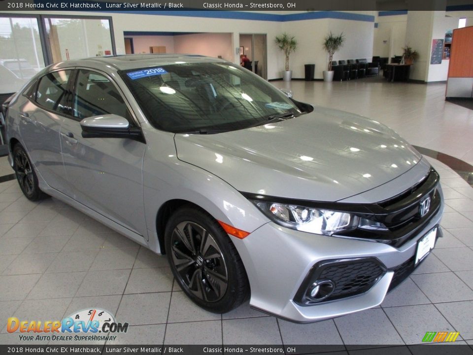 Front 3/4 View of 2018 Honda Civic EX Hatchback Photo #3