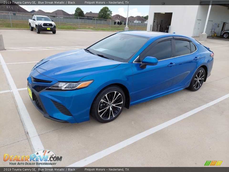 Front 3/4 View of 2019 Toyota Camry SE Photo #3