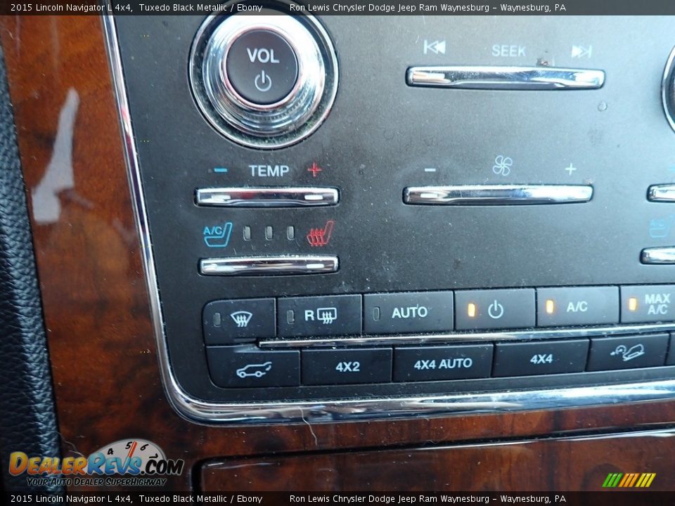 Controls of 2015 Lincoln Navigator L 4x4 Photo #18