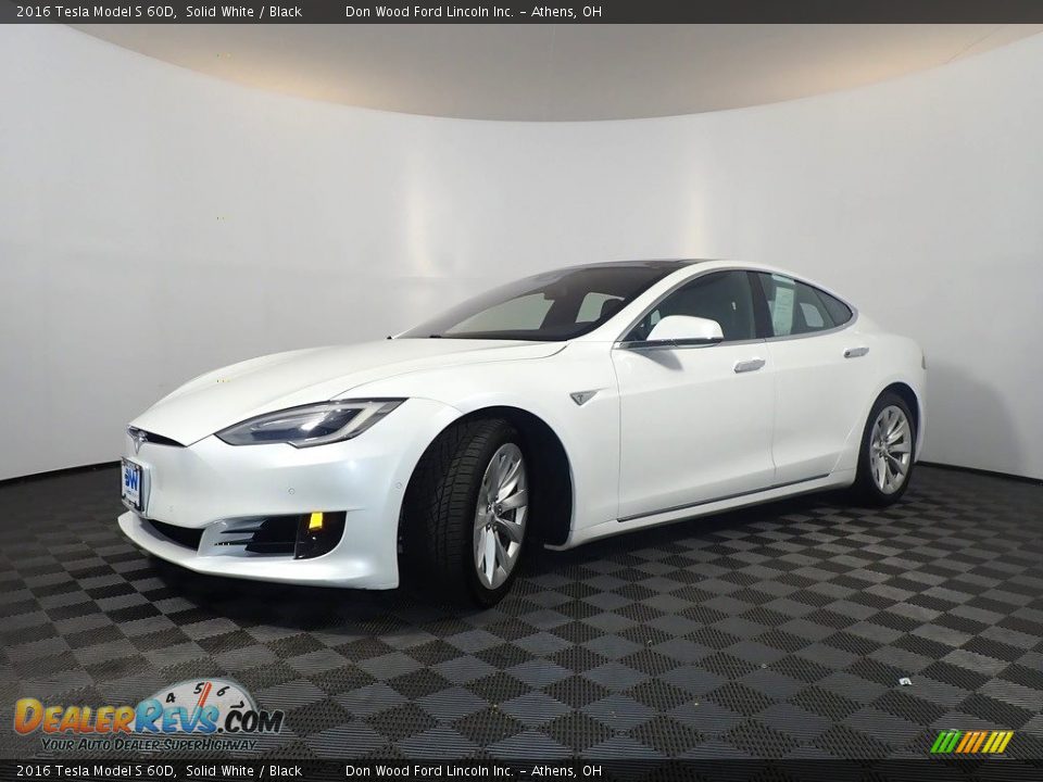 Front 3/4 View of 2016 Tesla Model S 60D Photo #10