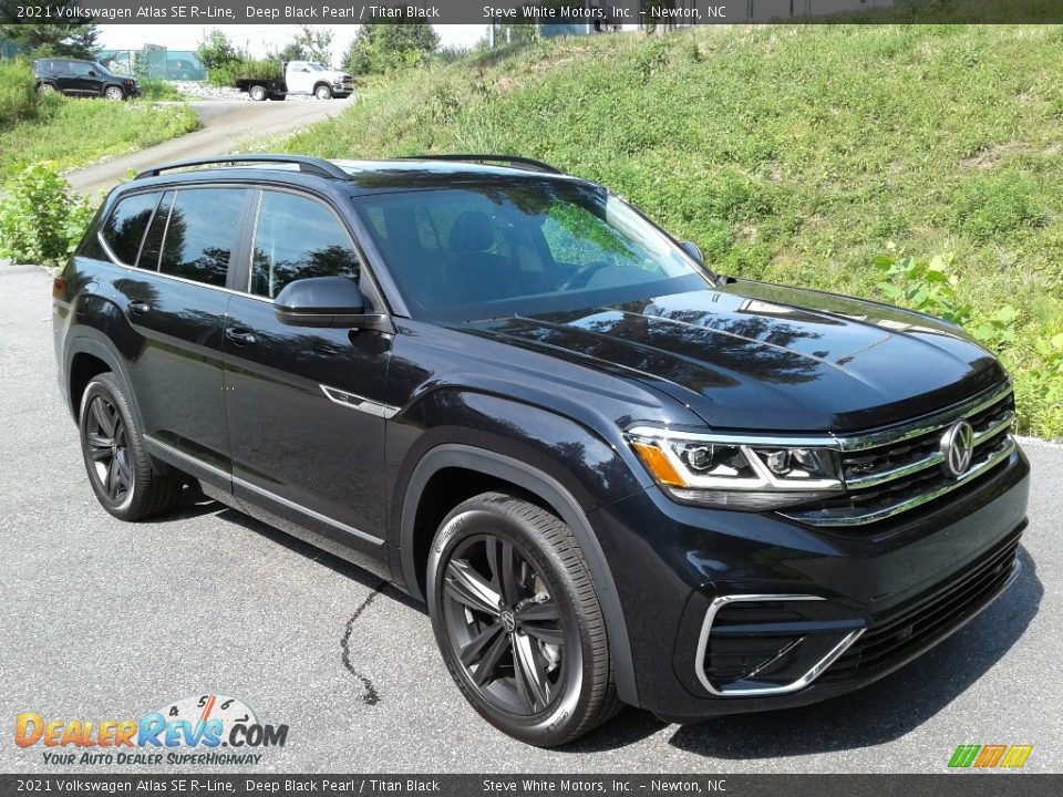 Front 3/4 View of 2021 Volkswagen Atlas SE R-Line Photo #5