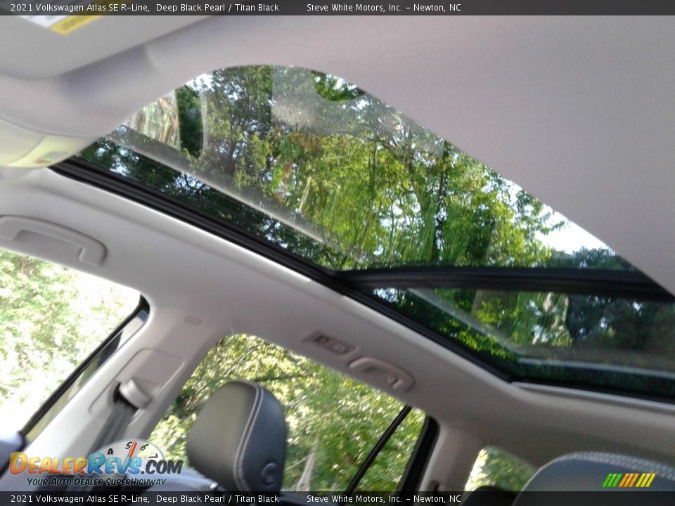 Sunroof of 2021 Volkswagen Atlas SE R-Line Photo #28