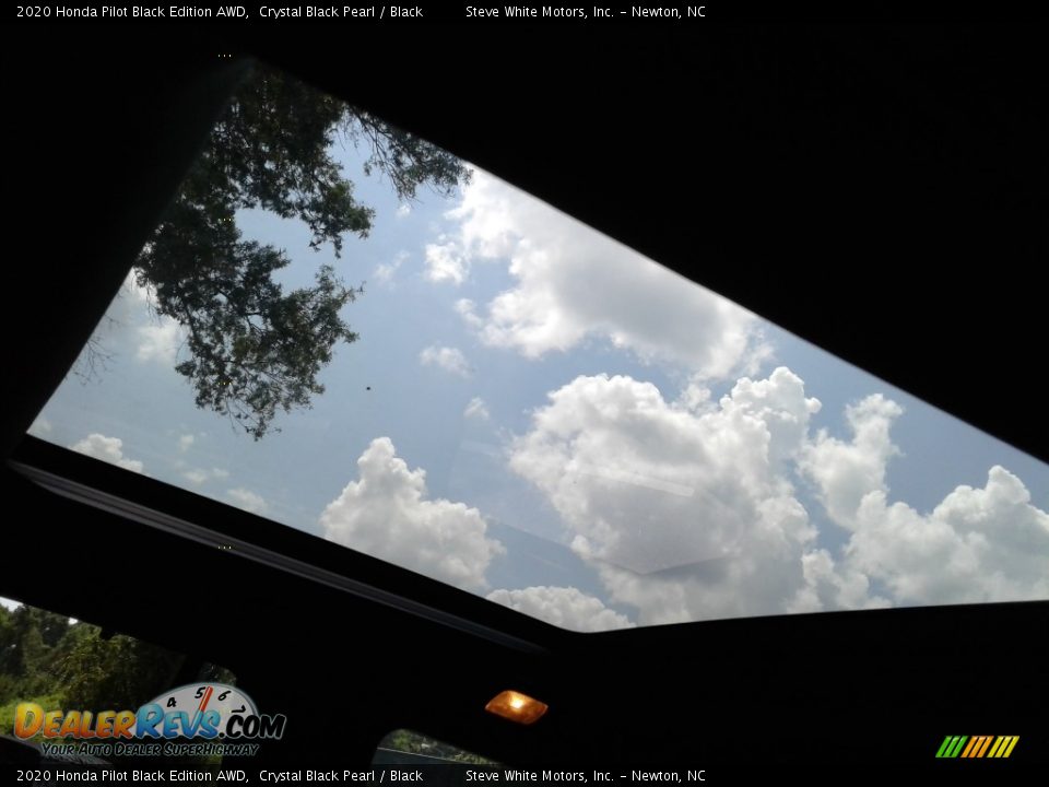 Sunroof of 2020 Honda Pilot Black Edition AWD Photo #15