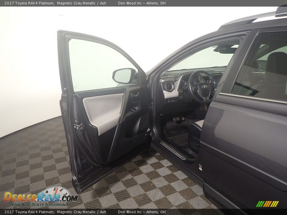 2017 Toyota RAV4 Platinum Magnetic Gray Metallic / Ash Photo #24
