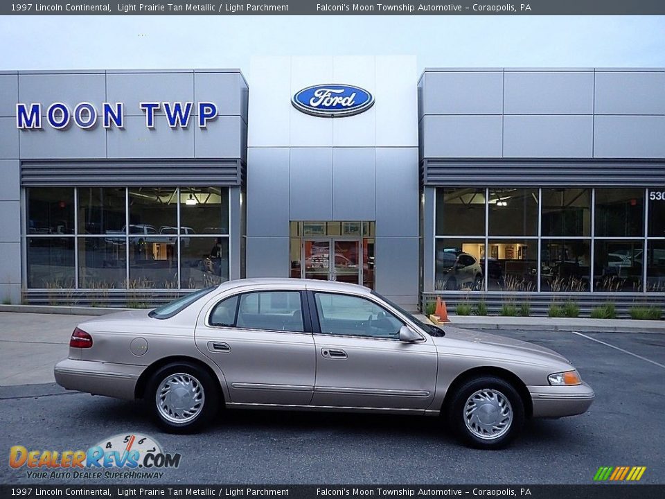 1997 Lincoln Continental Light Prairie Tan Metallic / Light Parchment Photo #1