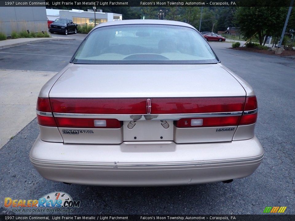 1997 Lincoln Continental Light Prairie Tan Metallic / Light Parchment Photo #3