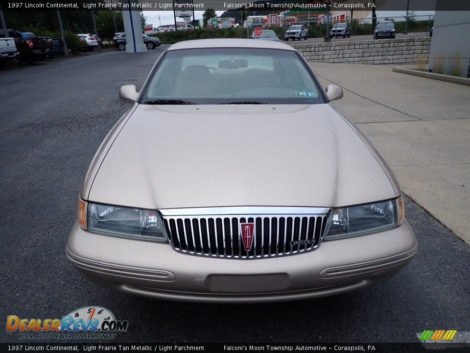 1997 Lincoln Continental Light Prairie Tan Metallic / Light Parchment Photo #7