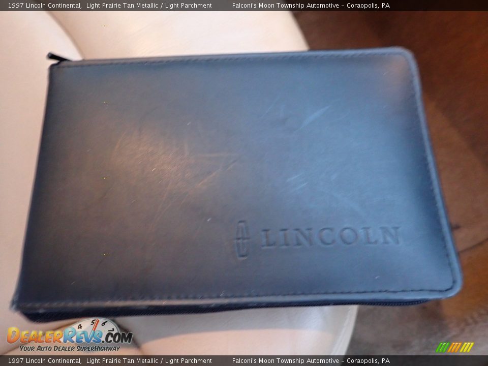 1997 Lincoln Continental Light Prairie Tan Metallic / Light Parchment Photo #14
