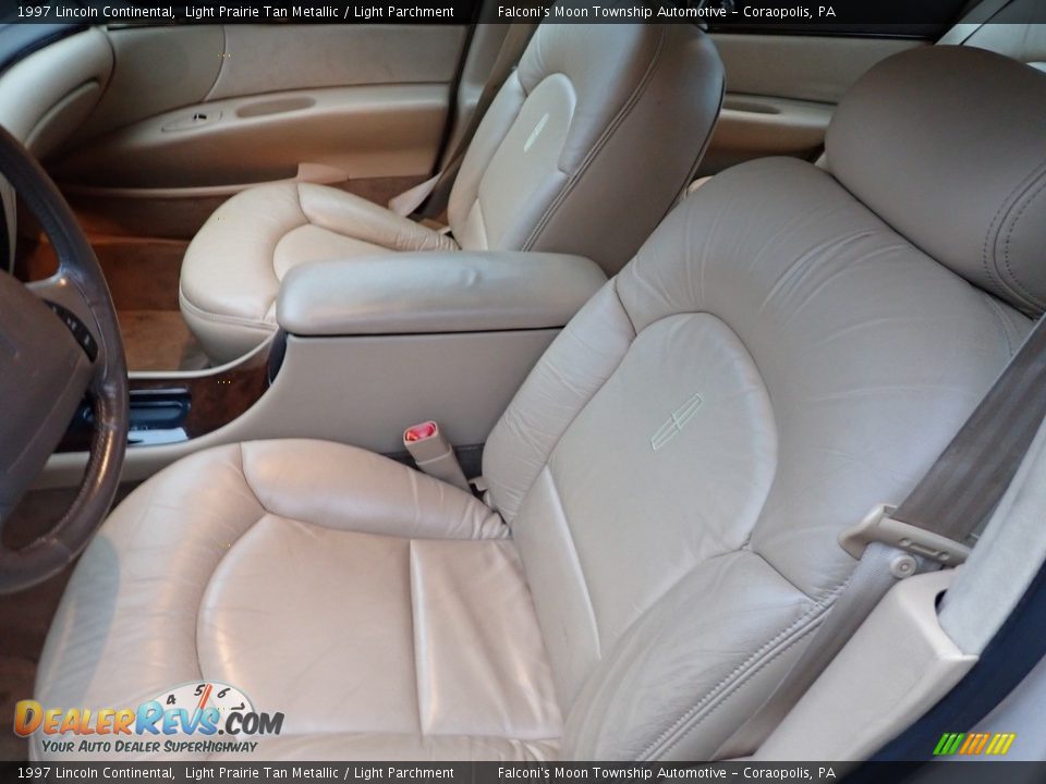 Front Seat of 1997 Lincoln Continental  Photo #16