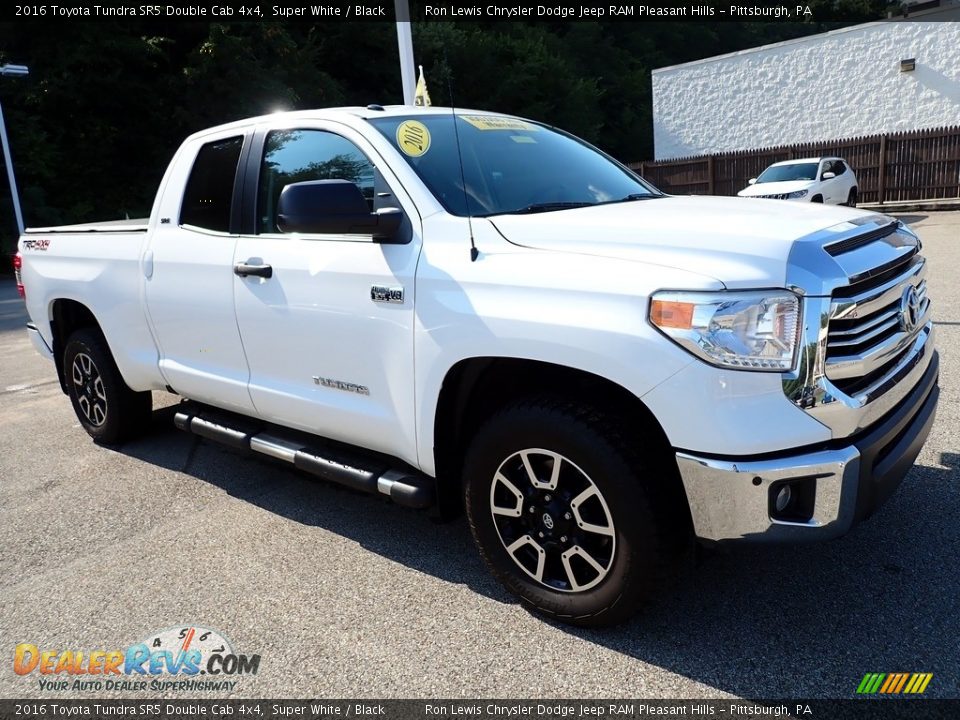 Front 3/4 View of 2016 Toyota Tundra SR5 Double Cab 4x4 Photo #8