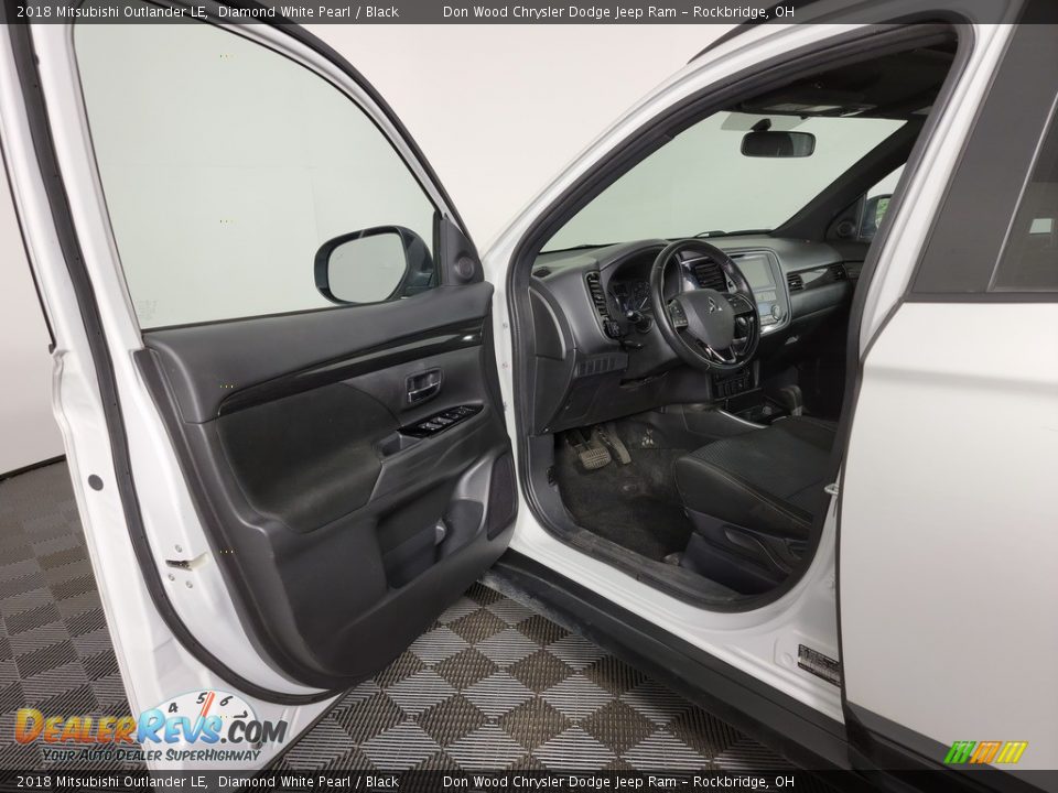 2018 Mitsubishi Outlander LE Diamond White Pearl / Black Photo #14