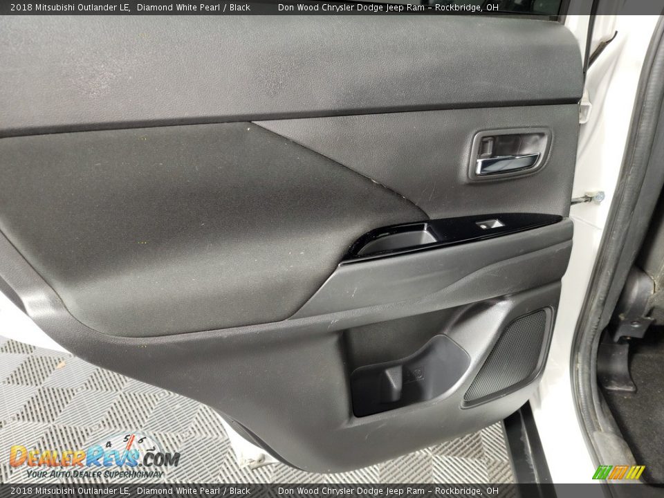 2018 Mitsubishi Outlander LE Diamond White Pearl / Black Photo #25