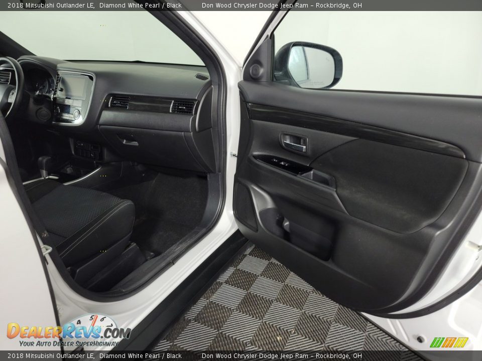 2018 Mitsubishi Outlander LE Diamond White Pearl / Black Photo #27