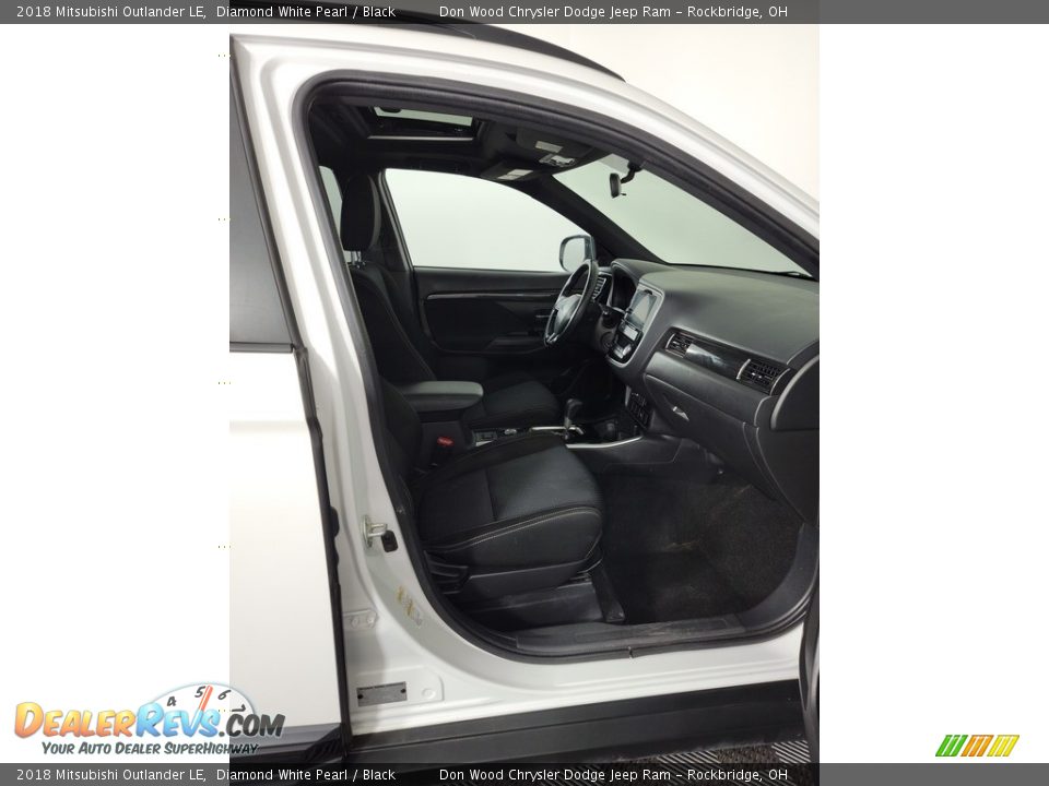 2018 Mitsubishi Outlander LE Diamond White Pearl / Black Photo #29