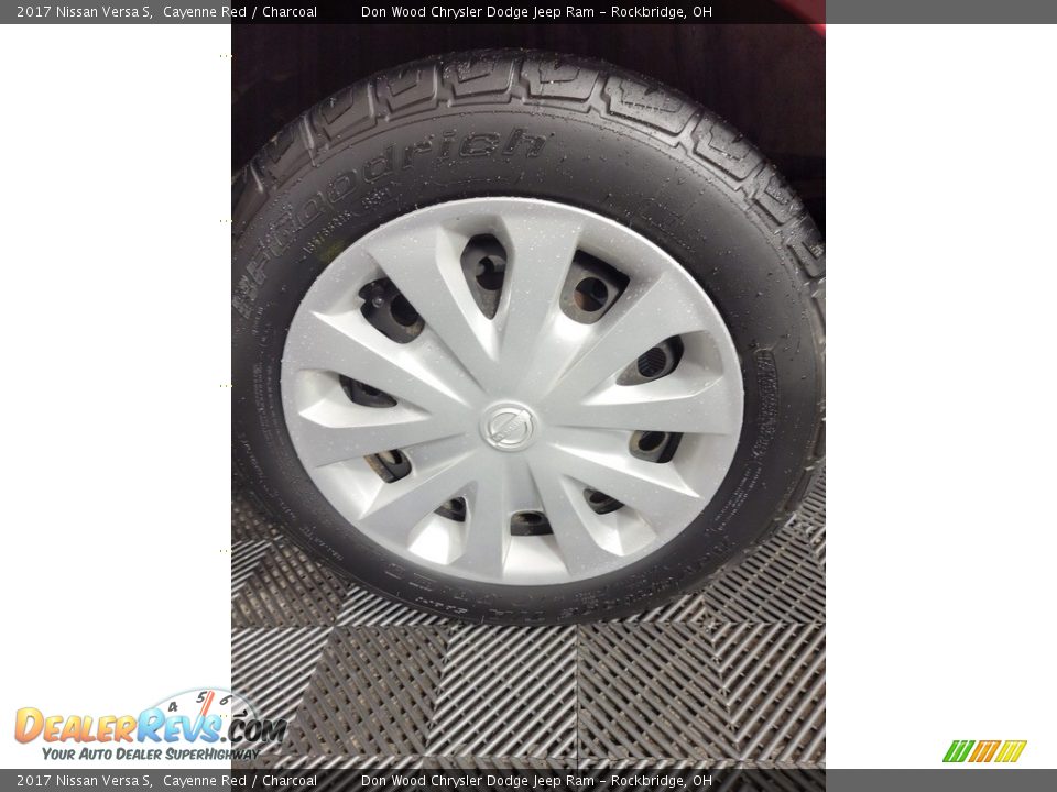 2017 Nissan Versa S Cayenne Red / Charcoal Photo #28