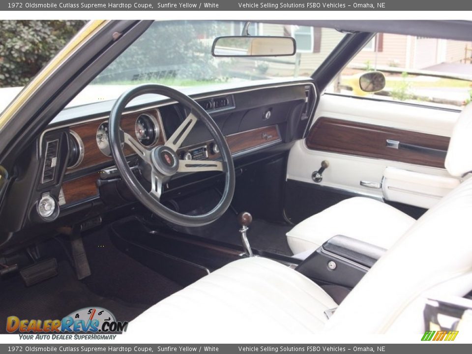 White Interior - 1972 Oldsmobile Cutlass Supreme Hardtop Coupe Photo #6