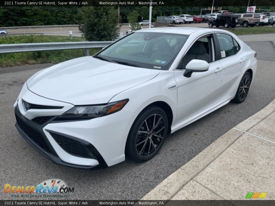 Front 3/4 View of 2021 Toyota Camry SE Hybrid Photo #7