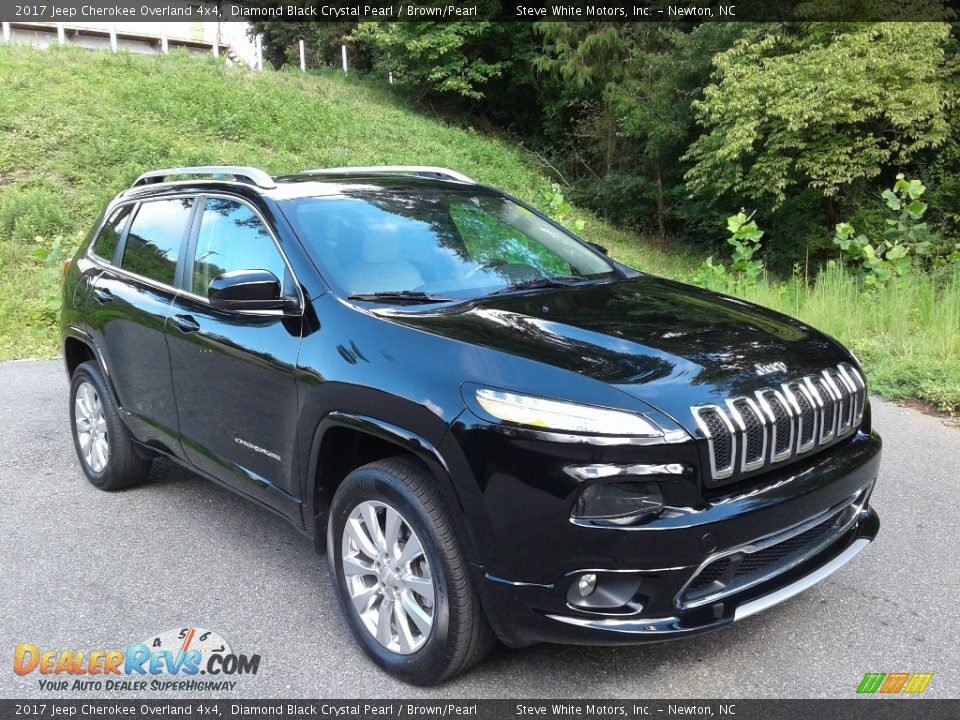 Front 3/4 View of 2017 Jeep Cherokee Overland 4x4 Photo #4
