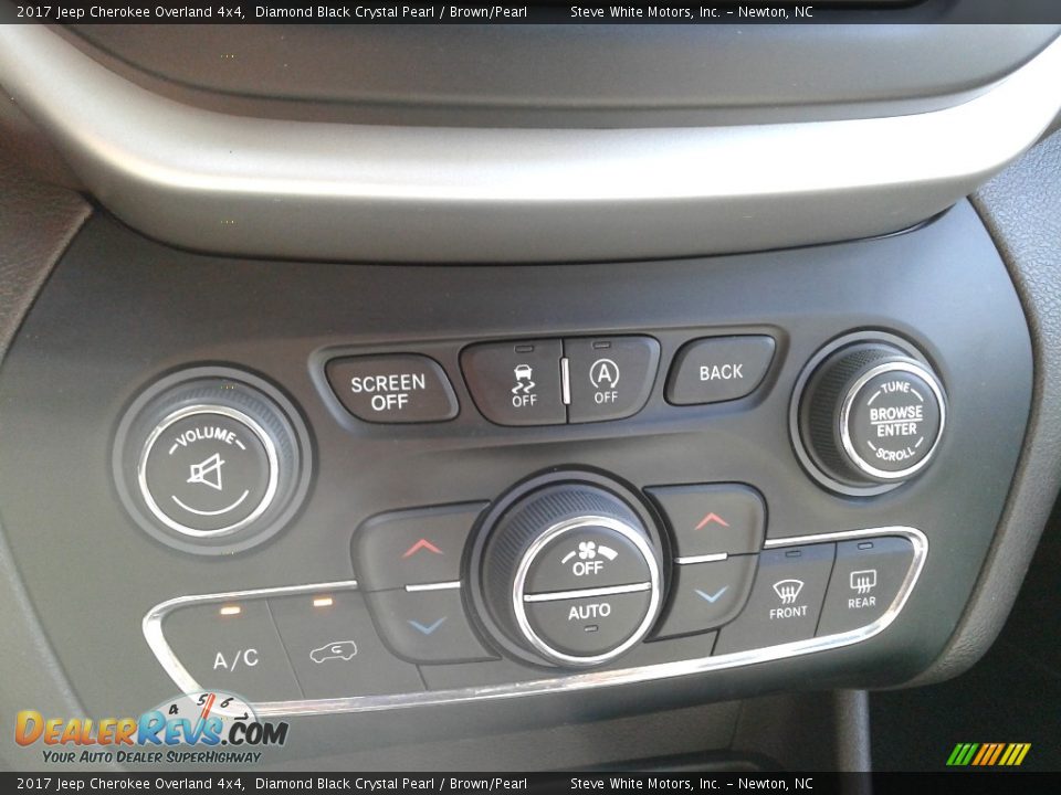 Controls of 2017 Jeep Cherokee Overland 4x4 Photo #28