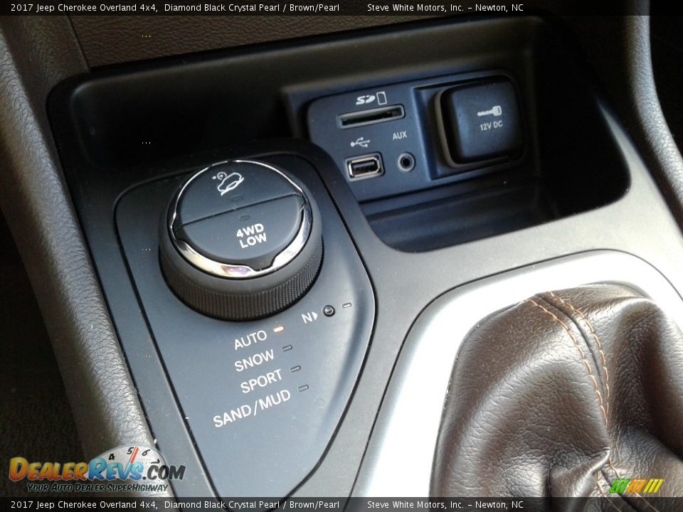 Controls of 2017 Jeep Cherokee Overland 4x4 Photo #29