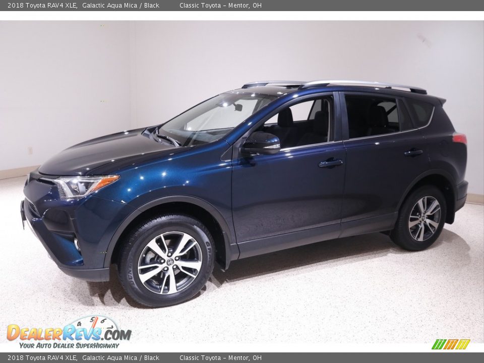 Front 3/4 View of 2018 Toyota RAV4 XLE Photo #3