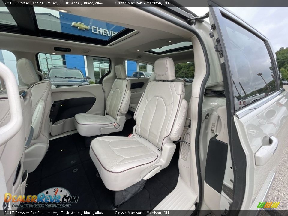 2017 Chrysler Pacifica Limited Tusk White / Black/Alloy Photo #16