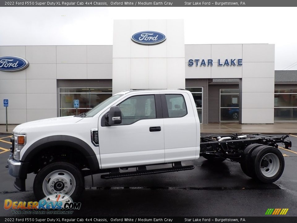 2022 Ford F550 Super Duty XL Regular Cab 4x4 Chassis Oxford White / Medium Earth Gray Photo #1