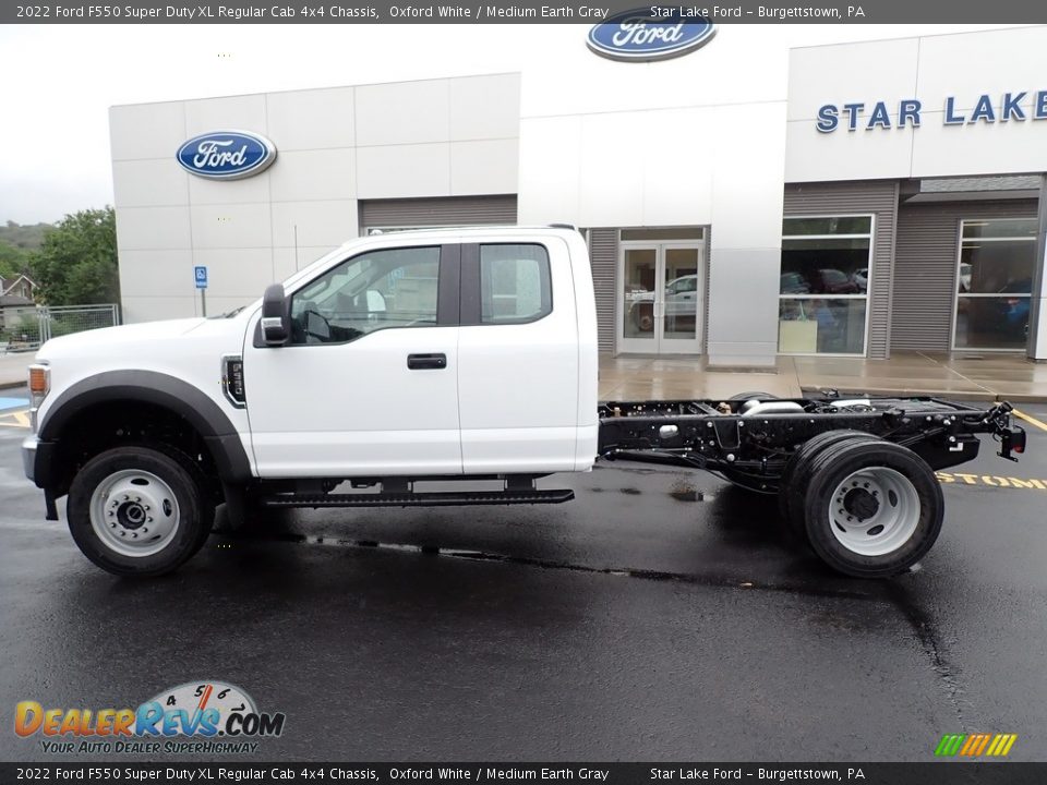 2022 Ford F550 Super Duty XL Regular Cab 4x4 Chassis Oxford White / Medium Earth Gray Photo #2