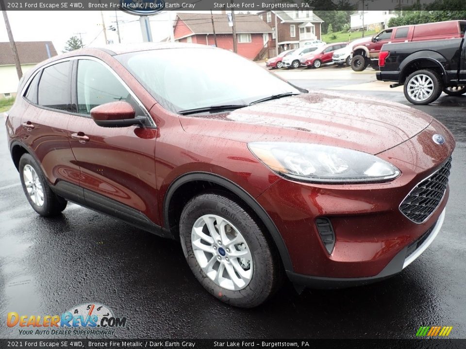 Front 3/4 View of 2021 Ford Escape SE 4WD Photo #8