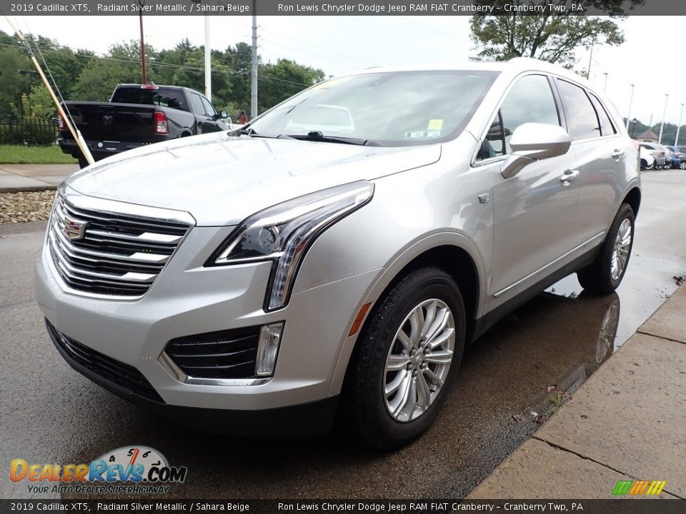 Front 3/4 View of 2019 Cadillac XT5  Photo #7