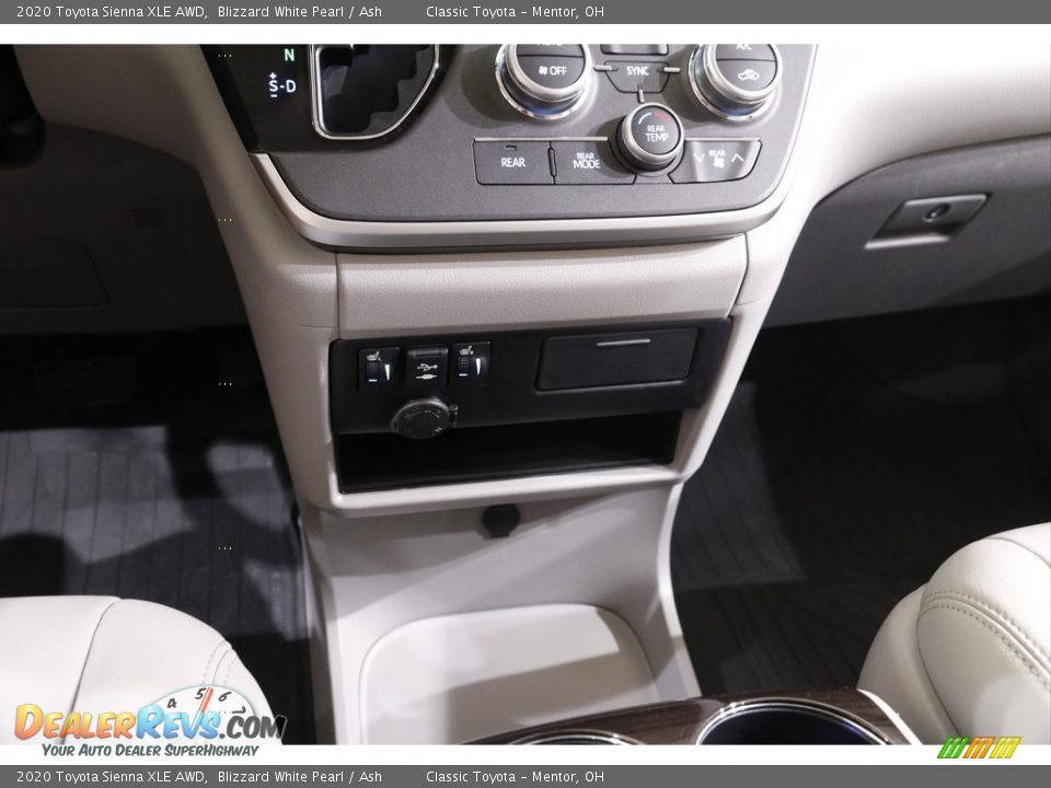 2020 Toyota Sienna XLE AWD Blizzard White Pearl / Ash Photo #13