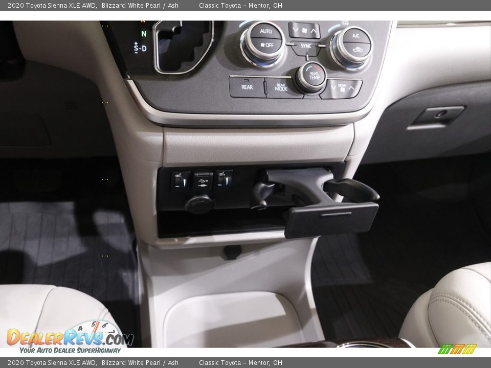 2020 Toyota Sienna XLE AWD Blizzard White Pearl / Ash Photo #14