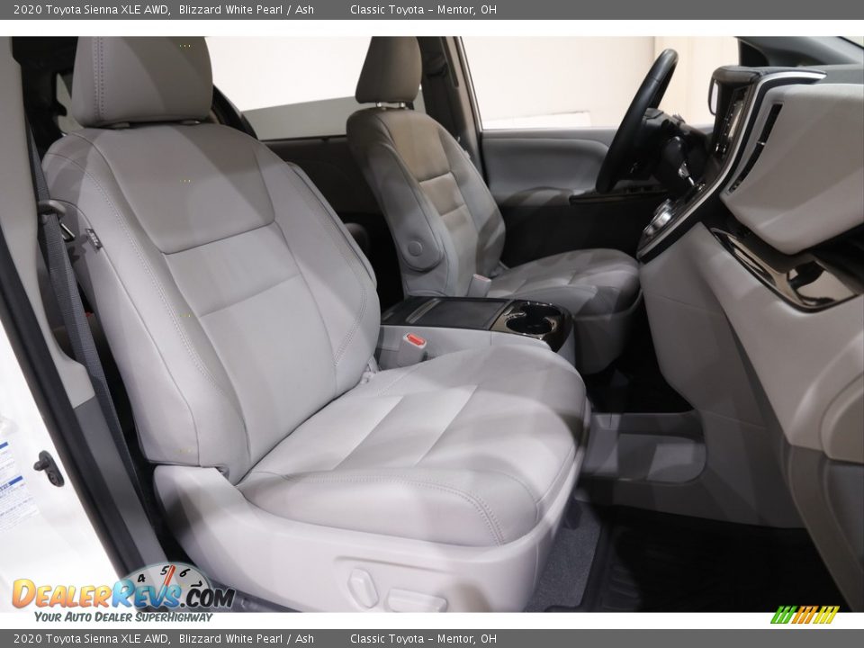 2020 Toyota Sienna XLE AWD Blizzard White Pearl / Ash Photo #16