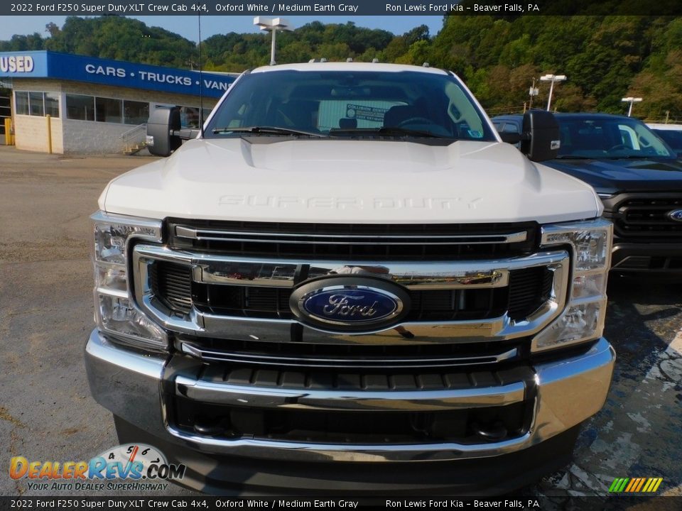2022 Ford F250 Super Duty XLT Crew Cab 4x4 Oxford White / Medium Earth Gray Photo #2