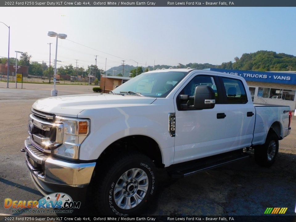 Front 3/4 View of 2022 Ford F250 Super Duty XLT Crew Cab 4x4 Photo #3