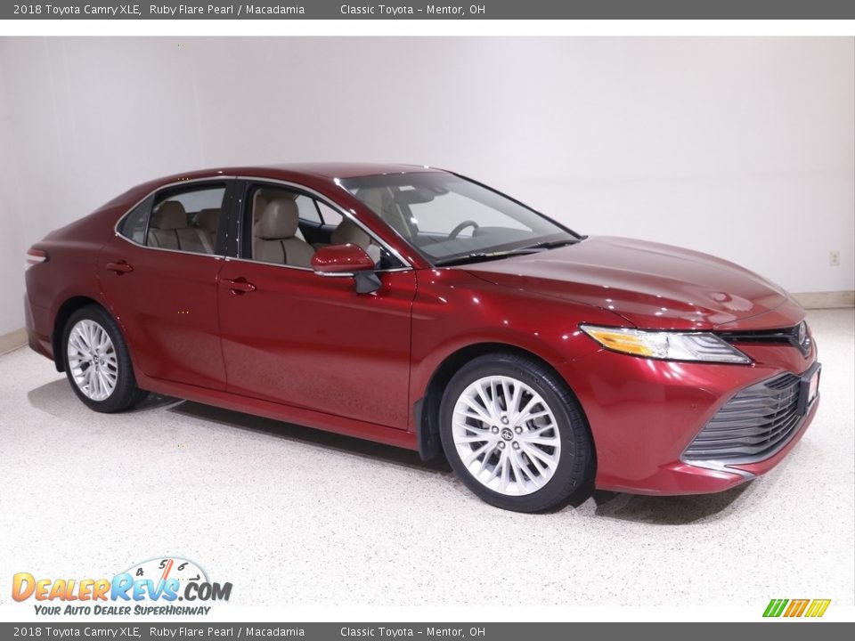 2018 Toyota Camry XLE Ruby Flare Pearl / Macadamia Photo #1