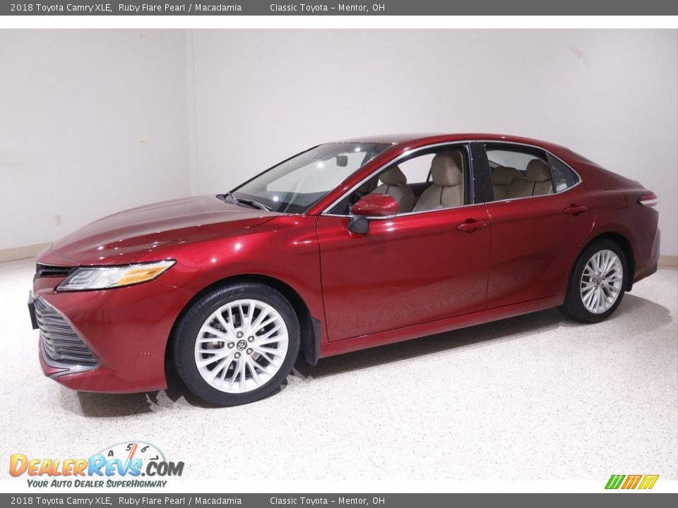 2018 Toyota Camry XLE Ruby Flare Pearl / Macadamia Photo #3
