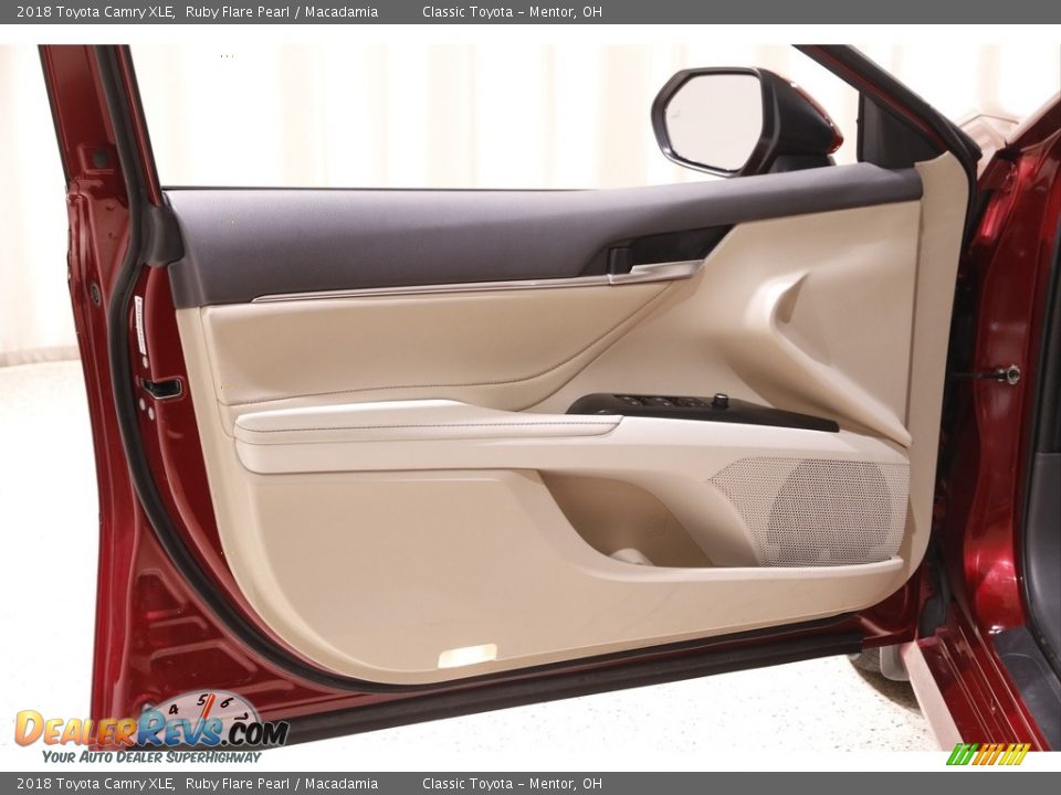 2018 Toyota Camry XLE Ruby Flare Pearl / Macadamia Photo #4